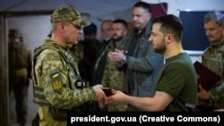 Президент Украины Владимир Зеленский и украинские военные, архивное фото