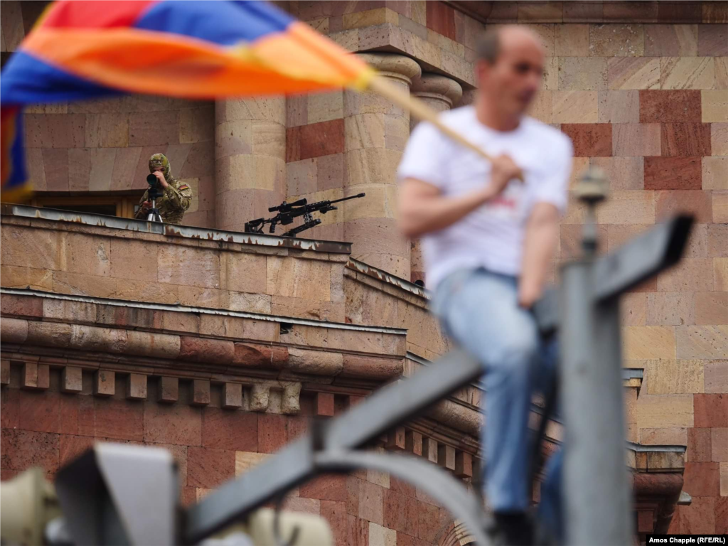 Снайпери в масках спостерігають за демонстрацією на площі Республіки в Єревані. Цього дня Нікол Пашинян – лідер антиурядових протестів і «оксамитової революції» – був обраний прем'єр-міністром країни. Фото – Еймос Чаппл