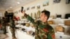 Музей ИГИЛа в Ираке. Боец курдского отряда делает селфи на фоне самодельных бомб, 12 мая 2019 г.