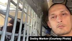 Дмитрий Марков в автозаке после акции у Мосгорсуда 2 февраля. (Архивное фото)