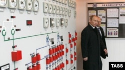 Нынешний президент РФ Владимир Путин и бывший гендиректор "Росатома" Сергей Кириенко во время посещения АЭС в Ростовской области. Март 2010 года
