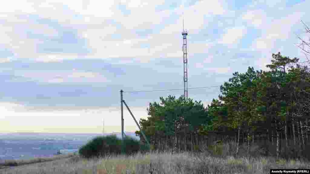 Телевежа місцевої телерадіокомпанії «Жиса» на території «Бітака» з'явилася задовго до його нинішнього рекреаційного статусу. До 2014 року «Жиса» ретранслювала телеканал «2+2» в ефірному аналогу Сімферополя і Ялти (логотип мовника був оформлений як «2+2 Жиса»). Нині замість «2+2 Жиса» в Сімферополі мовить російський телеканал ТНТ (раніше – «Рен-ТВ»). У травні 2018 року Третейський Суд у Гаазі (Нідерланди) зобов'язав Росію виплатити $159 мільйони компенсації 18-ти українським компаніям і одній фізособі за втрачені активи в анексованому Росією Криму. Серед потерпілих – компанії групи «Приват», зокрема ТОВ «ТРК «Жиса» – кримський сателіт телеканалу «2+2», який входив до групи «1+1 медіа»