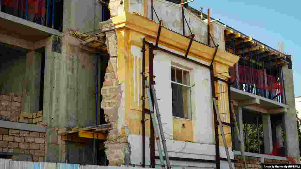 В другой – капитально, до неузнаваемости, в интересах заказчика «Суадон» реконструируют здания под многоцелевой комплекс