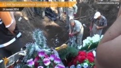 У Слов'янську розкопали братську могилу закатованих бойовиками У Слов'янську розкопали братську могилу закатованих бойовиками