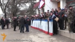 Окупація і спротив. Хроніки: Проросійські активісти відтіснили жінок-миротворців (відео) Окупація і спротив. Хроніки: Проросійські активісти відтіснили жінок-миротворців (відео)