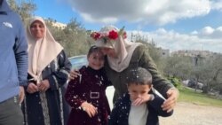 د اسراييلي او فلسطيني بنديانو تر خوشې کېدو وروسته يې خپلوانو خوشالۍ کړي د اسراييلي او فلسطيني بنديانو تر خوشې کېدو وروسته يې خپلوانو خوشالۍ کړي
