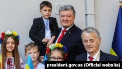 Президент України Петро Порошенко і народний депутат, уповноважений президента України у справах кримськотатарського народу Мустафа Джемілєв