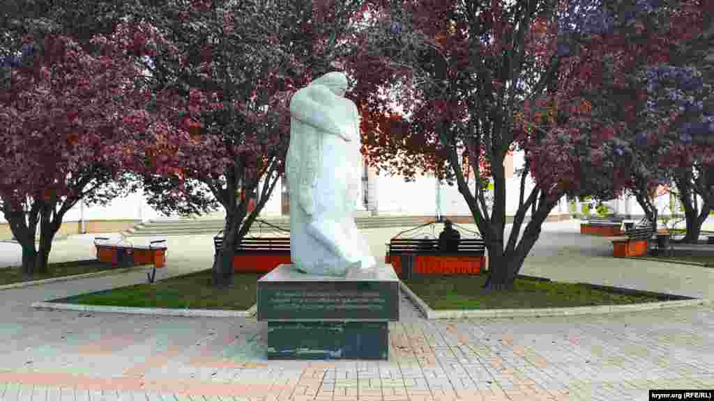 В нескольких метрах расположен другой памятник под названием «Выстрел в спину». Этот монумент установили по инициативе местных коммунистов в сентябре 2007 года «в память о советских гражданах, погибших от рук украинских националистов»