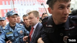 Задержание Николая Алексеева во время одной из акций ЛГБТ-активистов в центре Москвы
