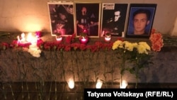 Цветы и свечи на месте убийства Тимура Качаравы