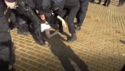 "Ще го удушите". Арести, лютив спрей и сблъсъци на протеста "Ще го удушите". Арести, лютив спрей и сблъсъци на протеста