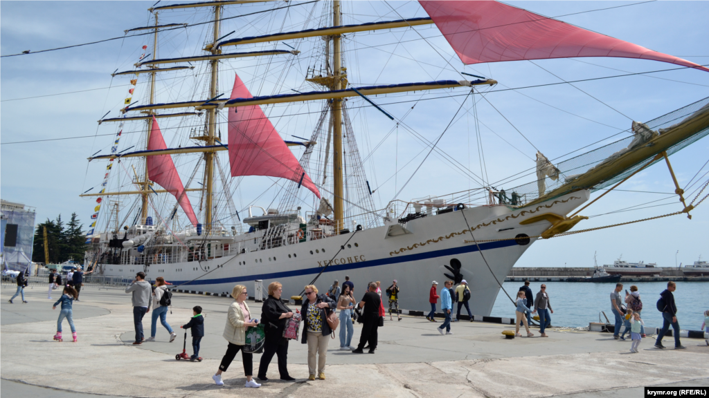 Біля пристані популярним фотооб'єктом стало вітрильне судно «Херсонес», яке з нагоди свята підняло червоні вітрила
