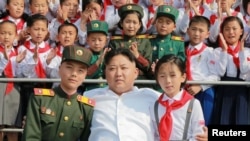 Ким Чен Ын и пионеры