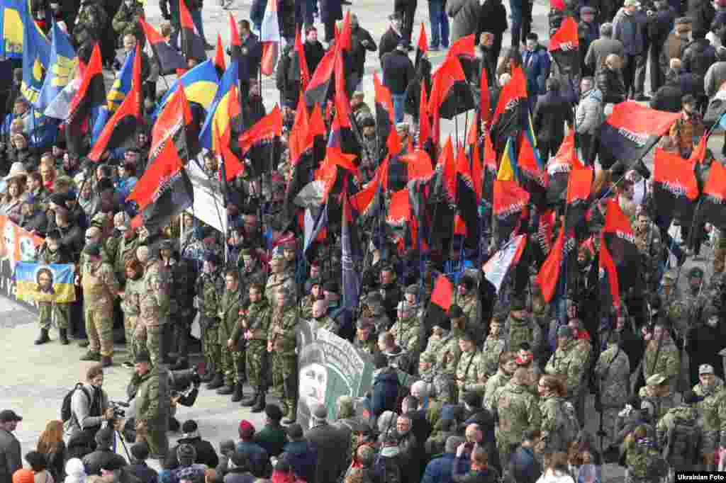 Около двух тысяч активистов всеукраинского объединения "Свобода" и националистической организации "Правый сектор" (в России признана экстремистской и запрещена) на акции в Киеве 14 октября. 