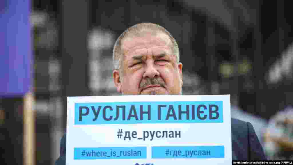К акции присоединился глава Меджлиса крымскотатарского народа Рефат Чубаров. Он держаит плакат с именем без вести пропавшего в 2015 году керчанина Руслана Ганиева  