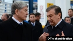 Uzbek President Shavkat Mirziyaev (right) talks with Kyrgyz President Almazbek Atambaev in Samarkand in December.