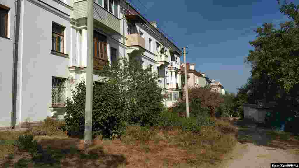 В этом месте улица Папанина – просто тропа. Дома обращены к ней монументальными фасадами