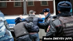 Российская полиция обыскала активиста оппозиции во время митинга протеста в центре Москвы, 5 ноября 2017 года