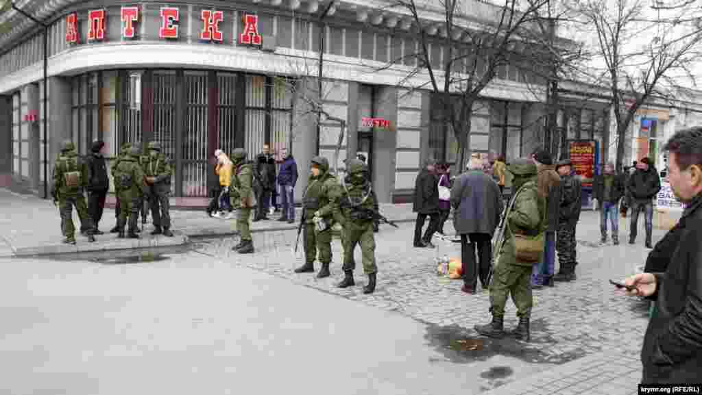 А на углу Пушкинской и Горького было вообще какое-то деревенское гуляние. Выглядело это именно так. Никакого смысла в дежурстве вооруженных до  зубов спецназовцев в этом месте не было. Прохожих они не проверяли, движению людей не препятствовали, так что, скорее всего, это была продуманная демонстрация военной силы.