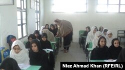 د سوات په یوه ښوونځي کې نجونې ناستې دي: انځور پخوانی دی
