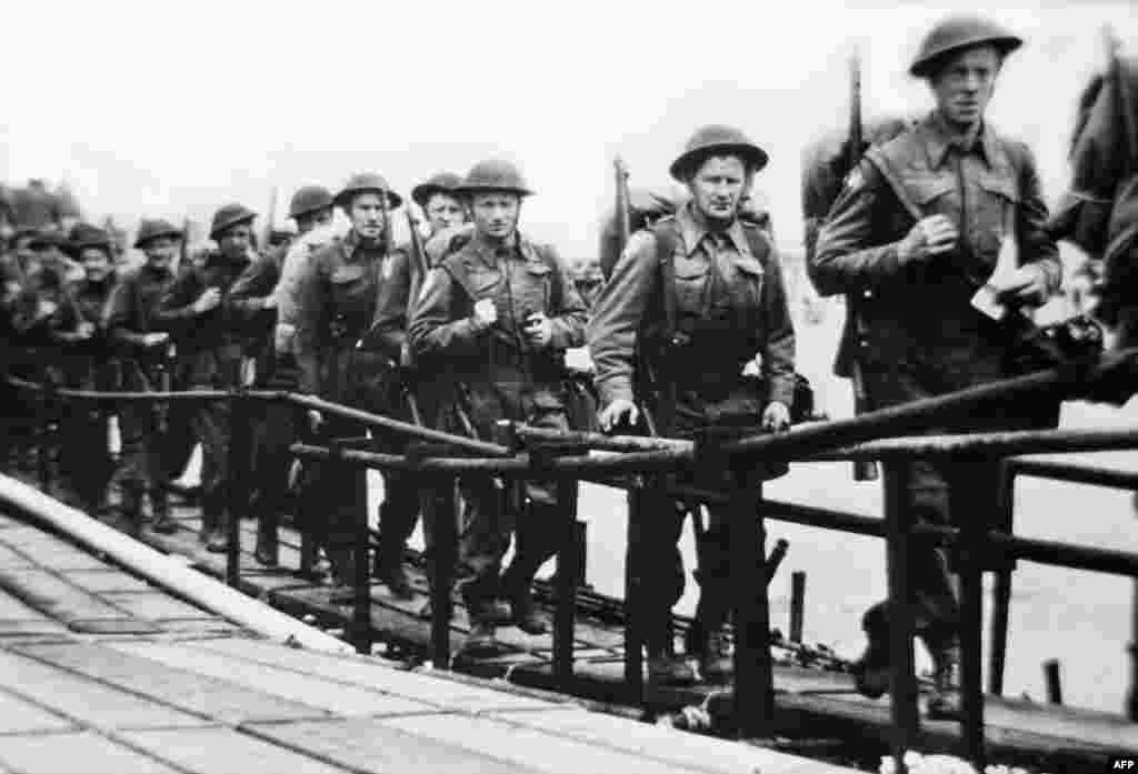 5 июня 1944. Британские военные отправляются в Саутси, Портсмут в Англии, к посадке на десантный корабль перед высадкой в Нормандии 6 июня 1944, когда союзные войска штурмовали пляжи Нормандии в День «Д»