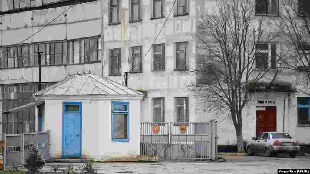 Расположенный на улице Промышленной завод «Водоприбор» был основан в 1964 году как ремонтно-механический завод для ремонта землеройной техники, работающей на строительстве Северо-Крымского канала. В 1994-м в связи с изменением номенклатуры выпускаемой продукции был переименован в Джанкойский завод «Водоприбор» и стал производить оборудование для систем водоснабжения