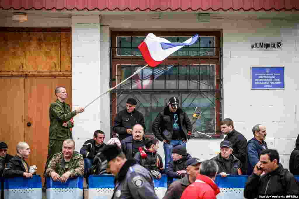 Представители «крымской самообороны» блокируют украинскую военную часть в Симферополе, 5 марта 2014 года