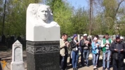 Казанда татар зыялылары Габдулла Кариев каберен зиярәт кылды Казанда татар зыялылары Габдулла Кариев каберен зиярәт кылды