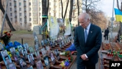 Вице-президент США Байден посещает памятник героям "небесной сотни" в Киеве