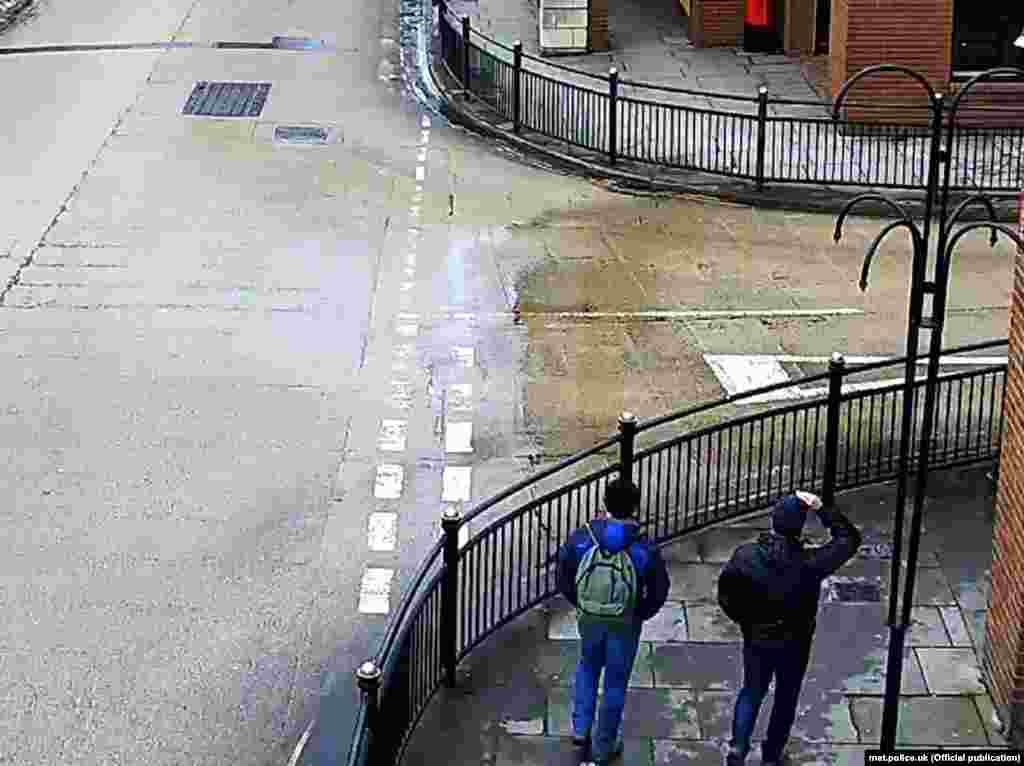 Подозреваемые на улице Фишертон в центре Солсбери направляются к железнодорожной станции. Кадр с камеры слежения. 4 марта, 13:08. 