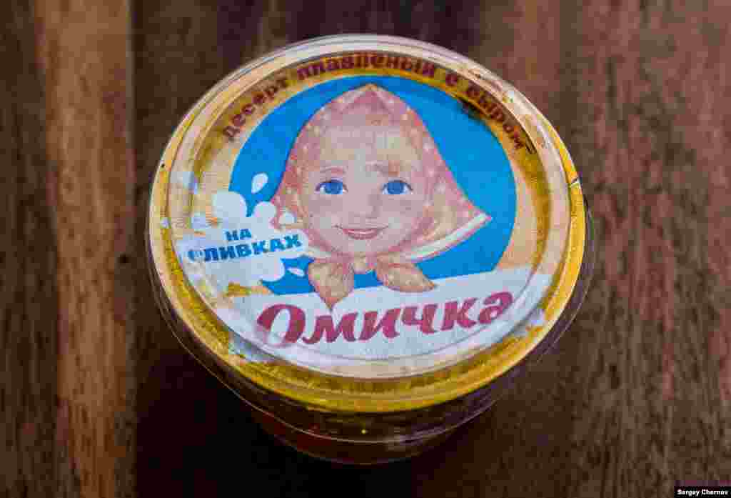 "Омичка", "десерт плавленый с сыром", рассчитан на ностальгию части покупателей по популярному плавленому сырку, выпускавшемуся в советские годы под тем же названием. Сделано, естественно, в Омске.  