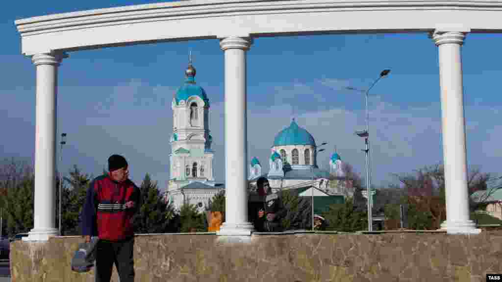Православный Свято-Ильинский храм на Центральной площади города. В 1894 году по проекту архитектора Карапетова здесь возвели 33-х метровую часовню в греко-римском стиле, а спустя шесть лет к колокольне решили добавить храм. За проектирование взялся архитектор Васильев, который был уже известен по строительству церквей в Алупке и Гурзуфе. Буквально за один год получилось не только спроектировать сочетание двух объектов в один, но и обыграть это в единый архитектурный ансамбль, так чтобы не один пытливый глаз не мог уловить разницу между зданиями, которые по возрасту разнятся практически на 40 лет