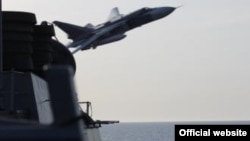 Российский Су-24 совершает облет эсминца "Дональд Кук"