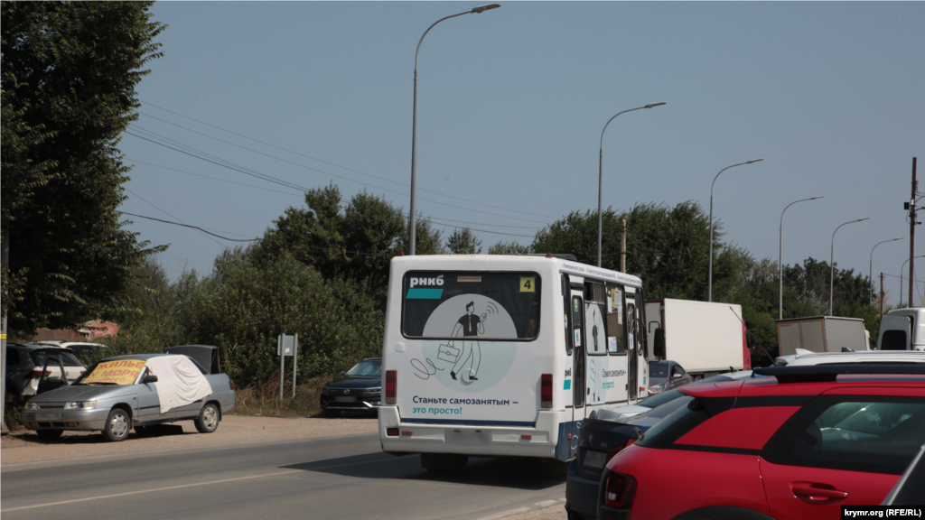 З Феодосії до селища Приморського ходить автобус №4. У багатьох, хто їде на «Золотий пляж», є свої улюблені зупинки. Хтось любить «117-й кілометр», хтось – «Берегове», інші – «Доріжку»