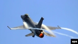 На снимке: истребитель F-16