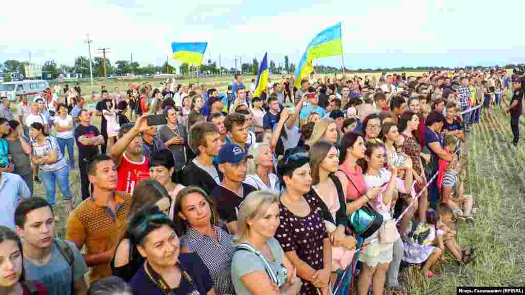 Андрій Хливнюк перед початком концерту зазначив, що група не очікувала, що на адмінкордон приїдуть глядачі