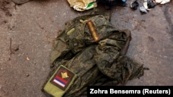 Форма российского военнослужащего на дороге в селе Дмитровка Киевской области, апрель 2022 года
