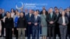 Presidenti ukrainas, Volodymyr Zelenskiy (i dyti nga e majta), kancelari gjerman Olaf Scholz (në mes), dhe pjesëmarrës të tjerë pozojnë për një fotografi në Berlin, 11 qershor 2024.