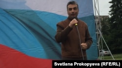 Депутат Лев Шлосберг выступает на акции против повышения пенсионного возраста