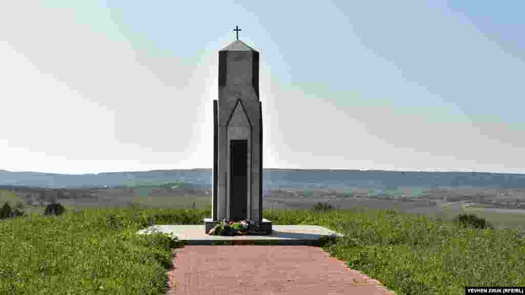 Пам'ятник біля підніжжя гори Гасфорта, поруч з місцем колишнього Італійського кладовища, на якому поховані загиблі воїни експедиційного корпусу Королівства Сардинія. Пам'ятник зведено у 2004 році  