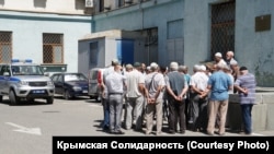 Ветераны крымскотатарского национального движения пришли под здание Совмина Крыма, 9 июля 2020 год