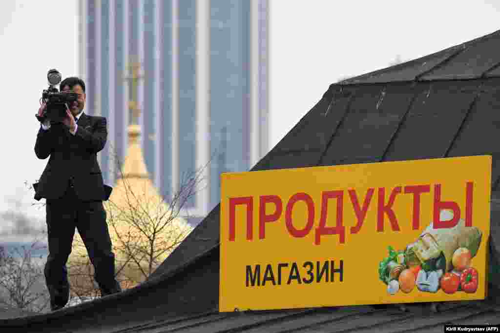 По данным северокорейской стороны, это оператор северокорейского телевидения занял позицию на крыше недалеко от железнодорожного вокзала 