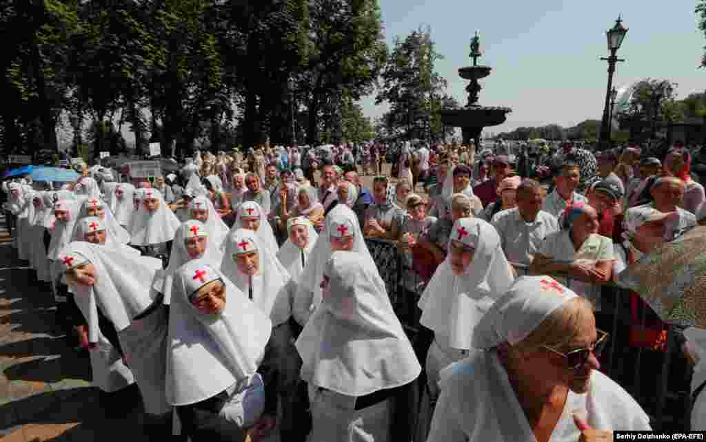Украинские православные монахини (Московского патриархата) присутствуют на молебне 27 июля в Киеве по случаю 1033-й годовщины Крещения Руси 