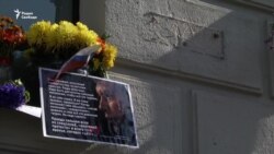 В Москве сорвали мемориальную доску памяти Немцова В Москве сорвали мемориальную доску памяти Немцова