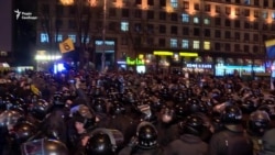 В Киеве на Майдане Независимости случилась потасовка между активистами и силовиками (видео) В Киеве на Майдане Независимости случилась потасовка между активистами и силовиками (видео)