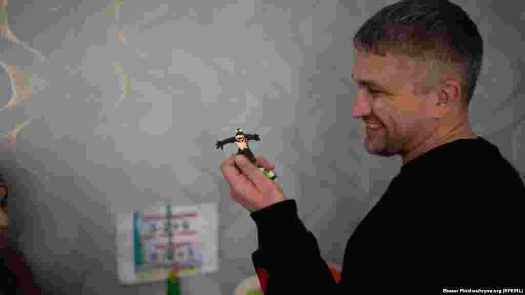 «Коли Наріман повернувся, діти не відпускали його ні на крок одного – завжди були з ним, і дуже переживали, коли він виходив у справах або в магазин», – розповідає Лемара. На фото: Наріман показує іграшки з пластиліну, які зробили його сини