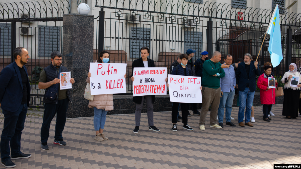 На фото – заступник міністра з питань реінтеграції тимчасово окупованих територій України Снавер Сейтхалілєв (на фото – крайній зліва). Троє чоловіків справа: координатор Комітету із захисту прав кримськотатарського народу Сінавер Кадиров (із прапором), громадські активісти з Криму Ерфан Кудусов (у центрі) і Вельдар Шукурджієв (зліва)