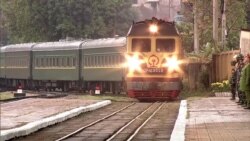 Бронированный поезд, розовые диваны: на чем ездит Ким Чен Ын (видео) Бронированный поезд, розовые диваны: на чем ездит Ким Чен Ын (видео)