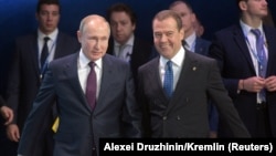 Владимир Путин и Дмитрий Медведев на 19-м съезде партии "Единая Россия"