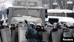 Украинские ОМОНовцы забрасывают камнями участников протестов